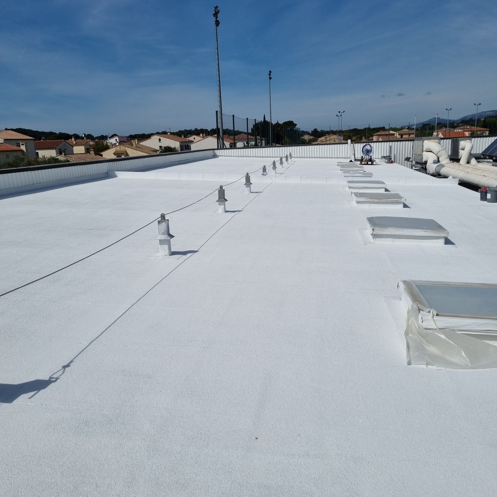 Revêtement thermoreflectif de toiture sur gymnase au pradet baissé de la température de 30c°en surface 