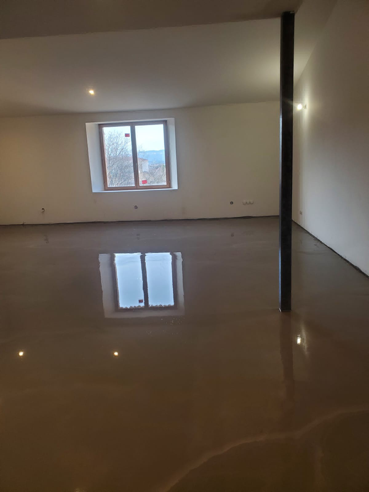 Préparation d'un sol en ragreage avant revêtement décoration à Trets