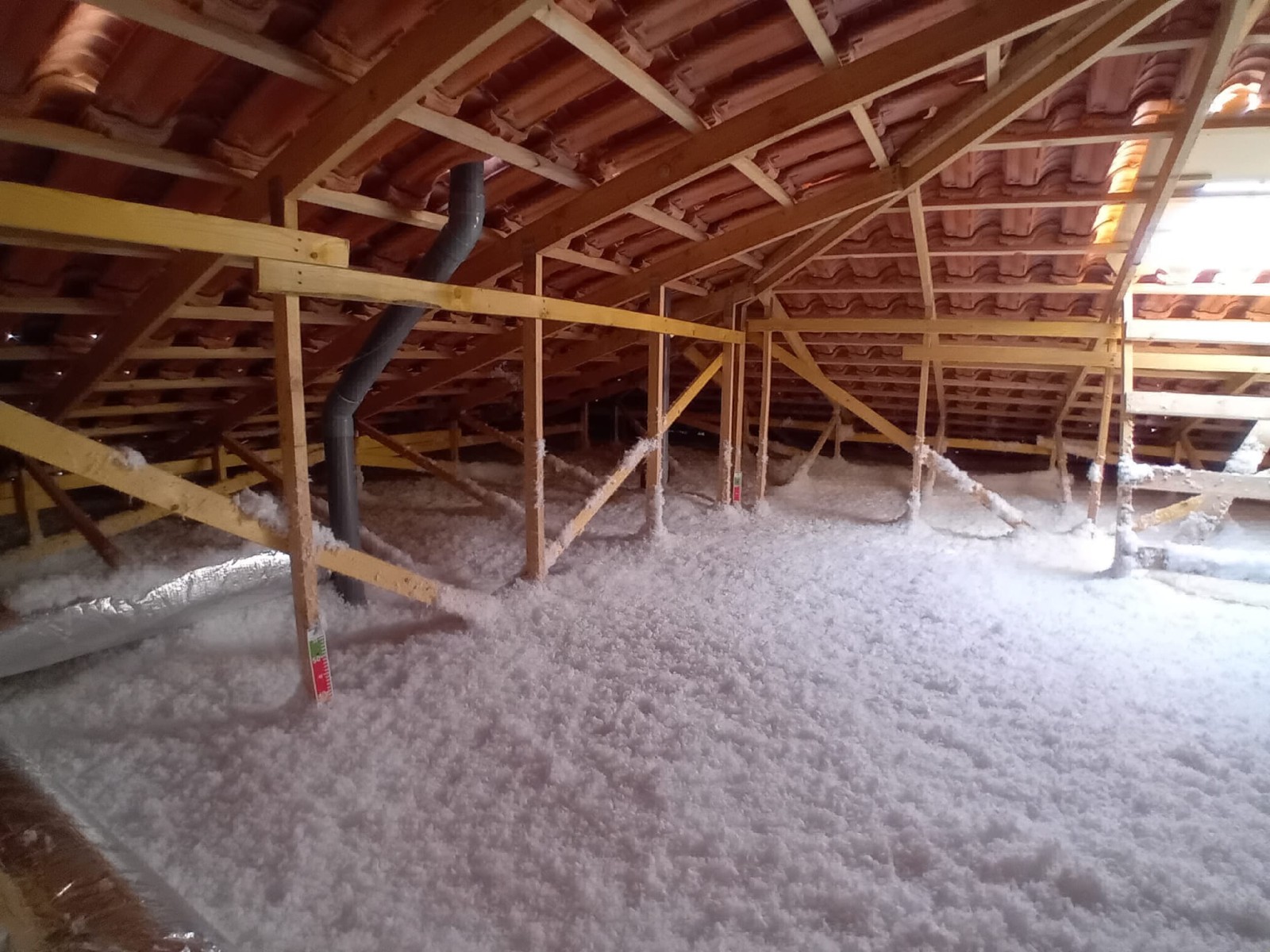 Rénovation énergétique intérieure avec isolation de combles perdus par laine de verre R10 à Manosque 04