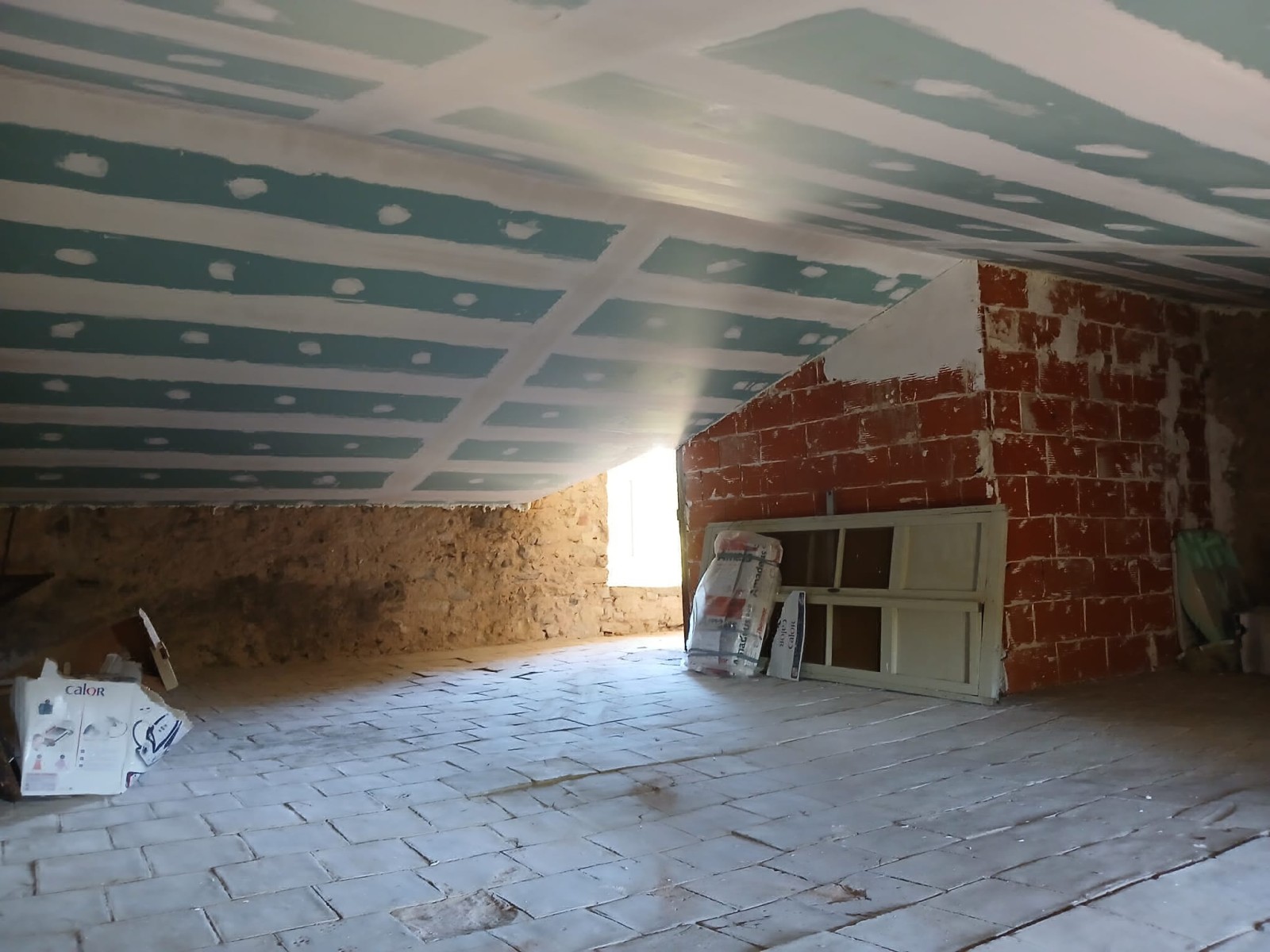 Isolation des rampants de toiture à Rousset avec laine de verre R6 et plaques de plâtre hydrofuges