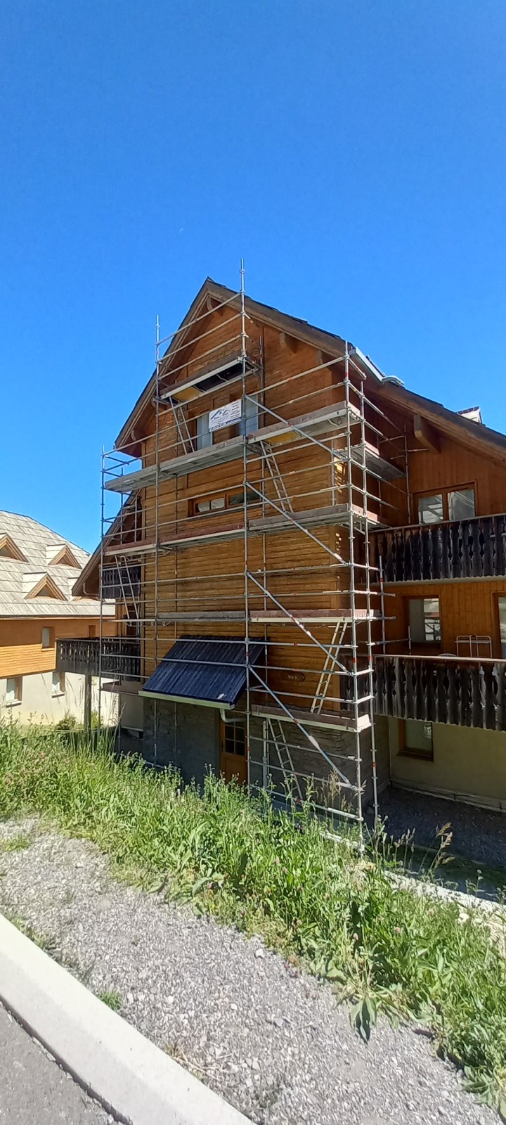 Applicationde Lasure pour façade bois copropriété immeuble Praloup proche