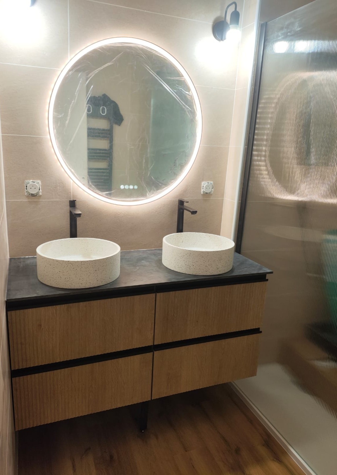 Rénovation salle de bain avec faïence murale décorative et meuble double vasque contemporain à Aix-en-Provence