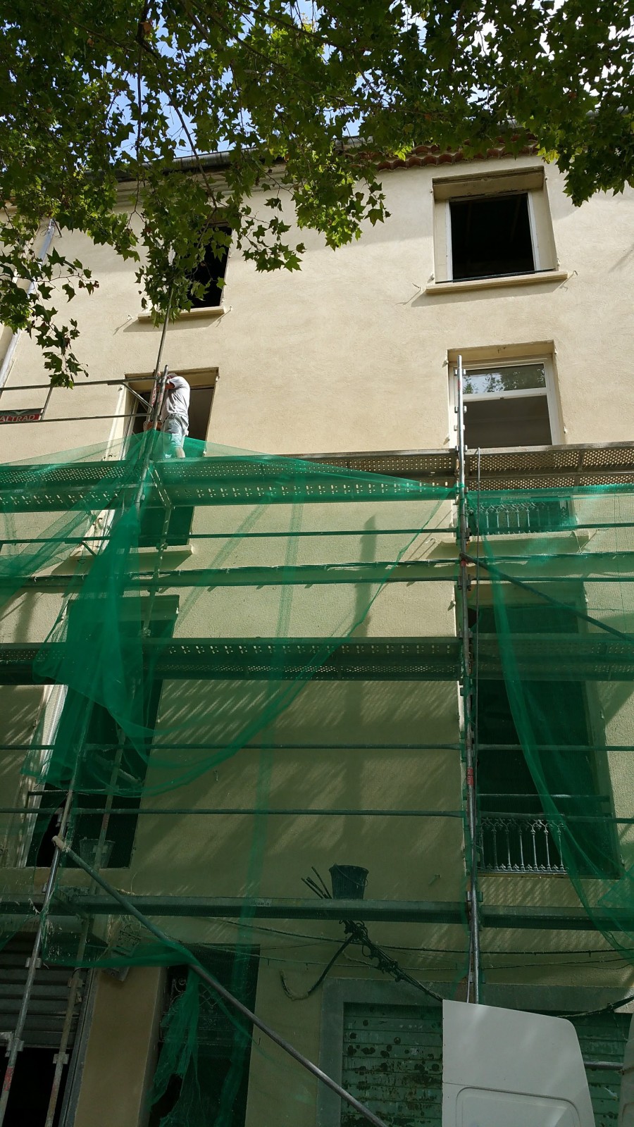 Renovation complète de la façade à l'enduit finition frotassé immeuble Gardanne 