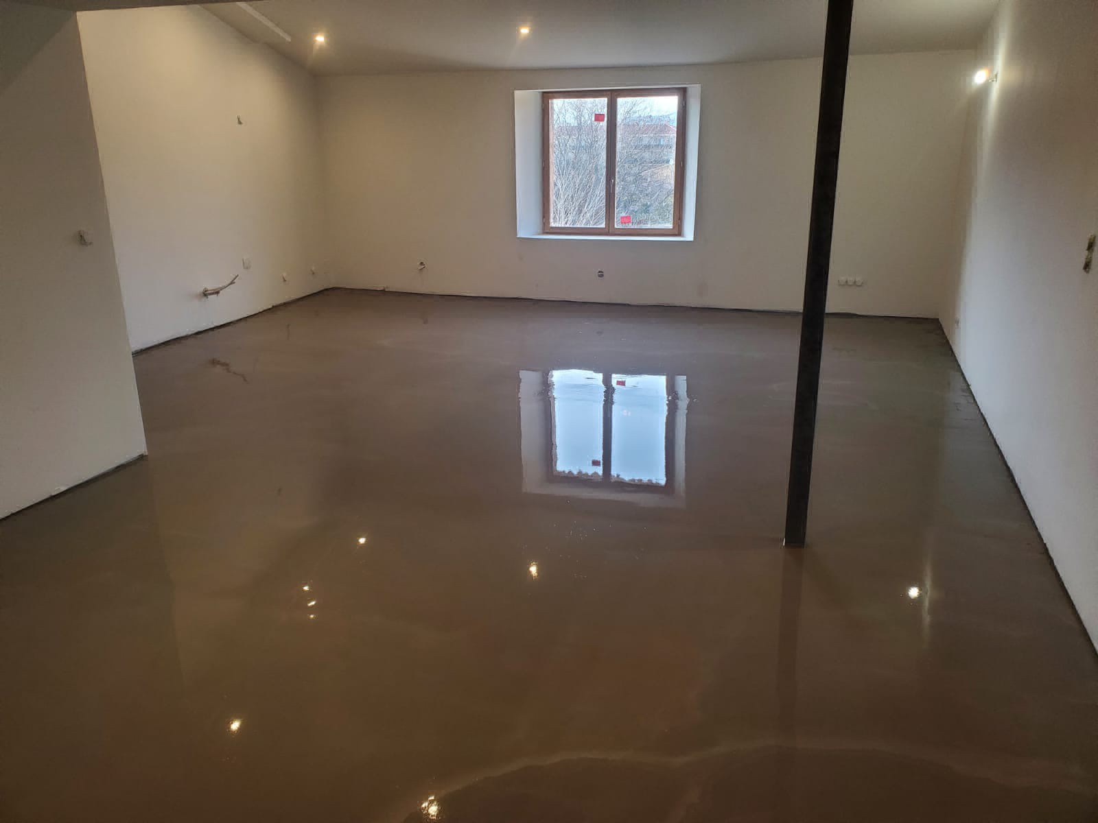 Préparation d'un sol en ragreage avant revêtement décoration à Trets