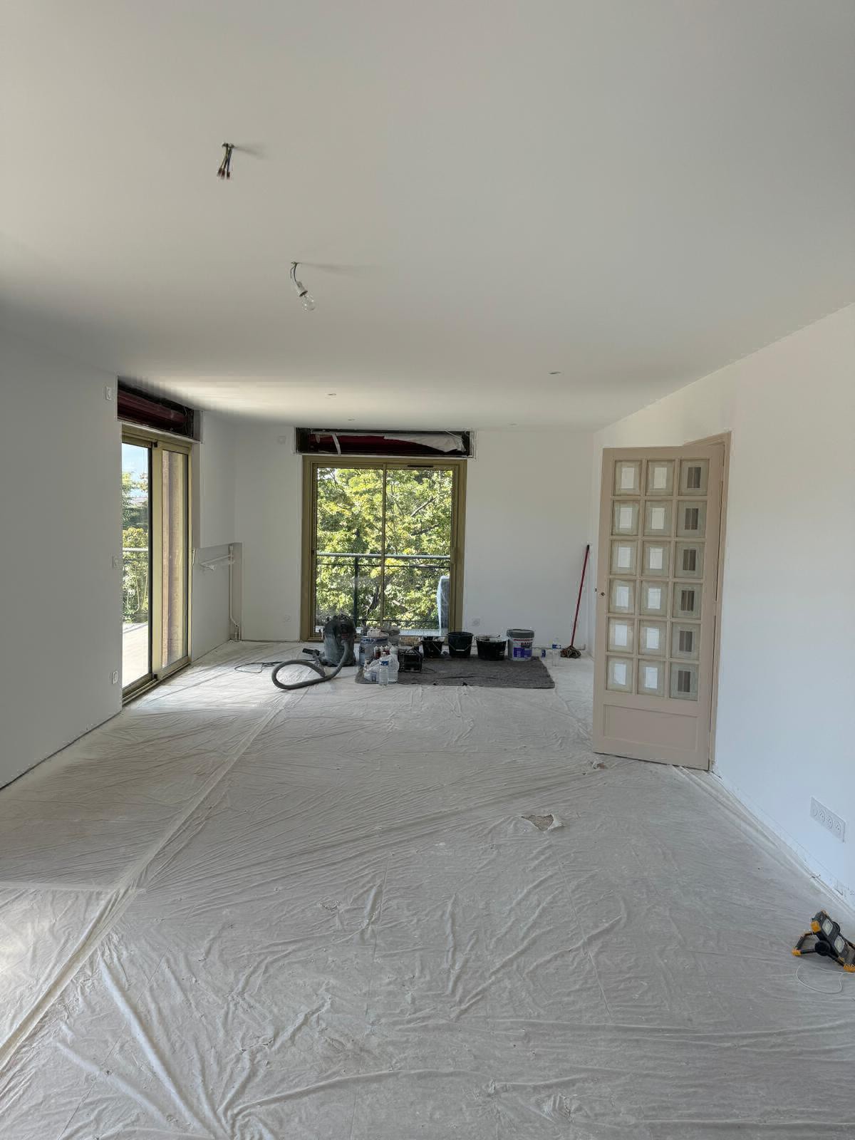 Rénovation appartement peinture blanche à Marseille Bouches du Rhones par artisan qualifié