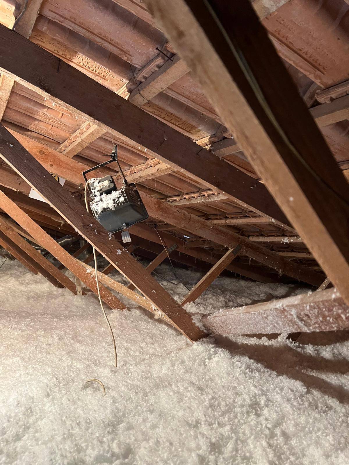 Isolation des combles perdus à Vitrolles : Matériaux laine de verre et pose par artisans RGE