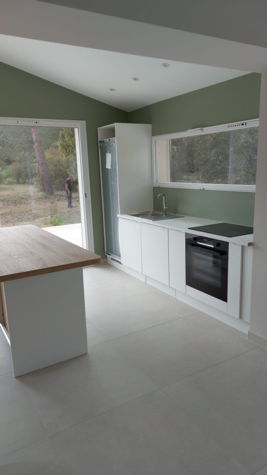 Renovation global avec isolation murs périphériques, sol, peinture et pose de cuisine à saint Cannat proche Lambesc