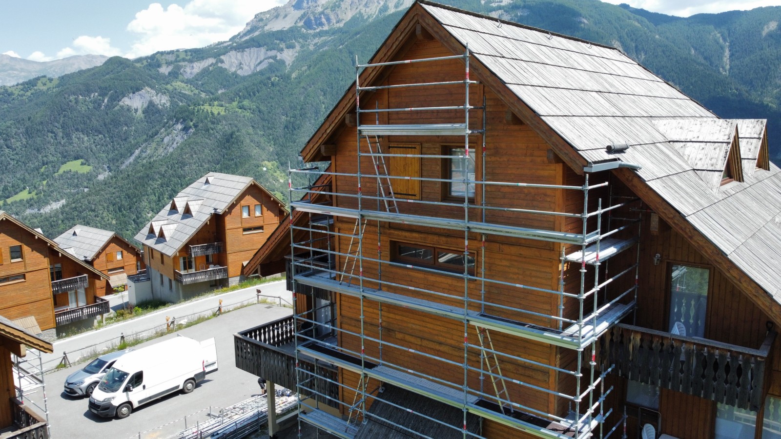 Applicationde Lasure pour façade bois copropriété immeuble Praloup proche