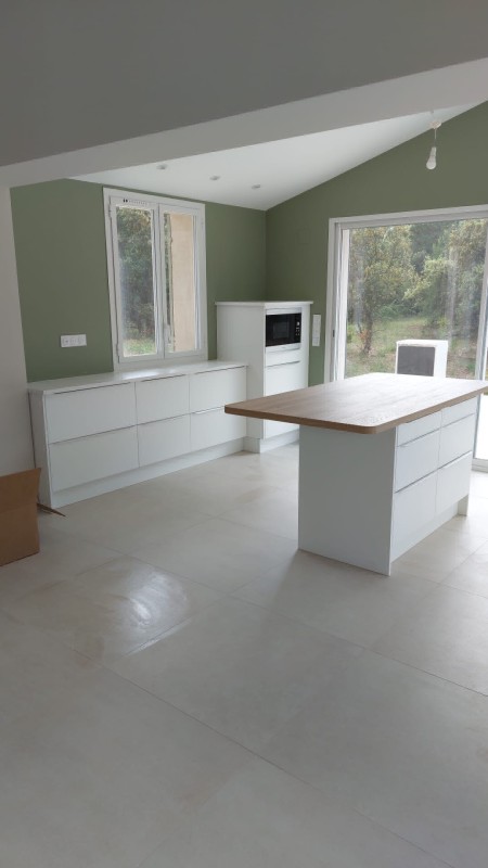 Renovation global avec isolation murs périphériques, sol, peinture et pose de cuisine à saint Cannat proche Lambesc