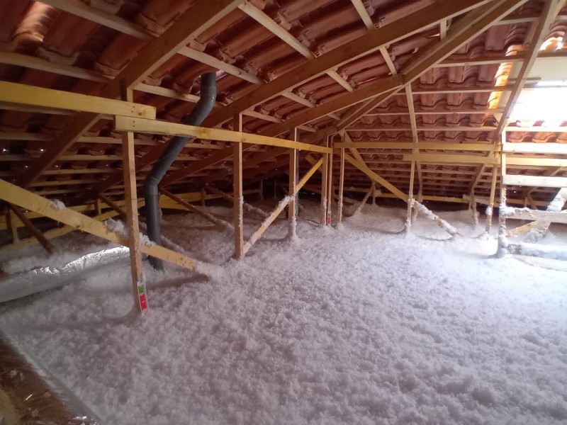 Rénovation énergétique intérieure avec isolation de combles perdus par laine de verre R10 à Manosque 04