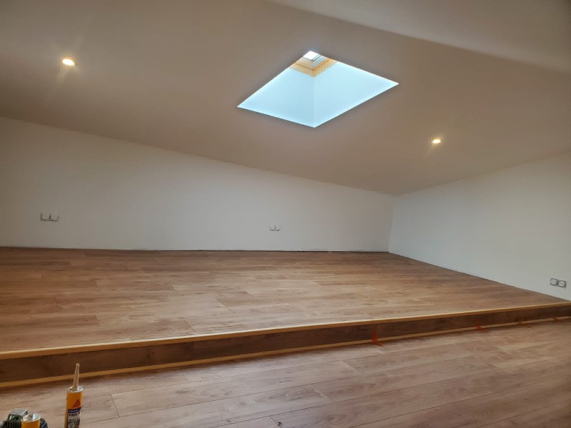 Pose de parquet flottant avec sous-couche phonique et finitions soignées pour 60 m² de salon à Vitrolles proche de Marignane