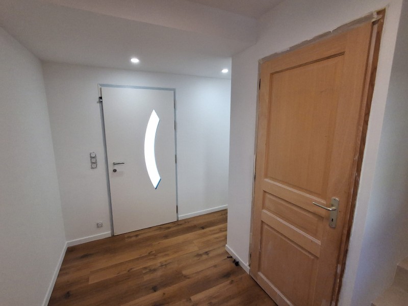 Pose de sol stratifié clipsable avec plinthes  et préparation du support à Aix-en-Provence