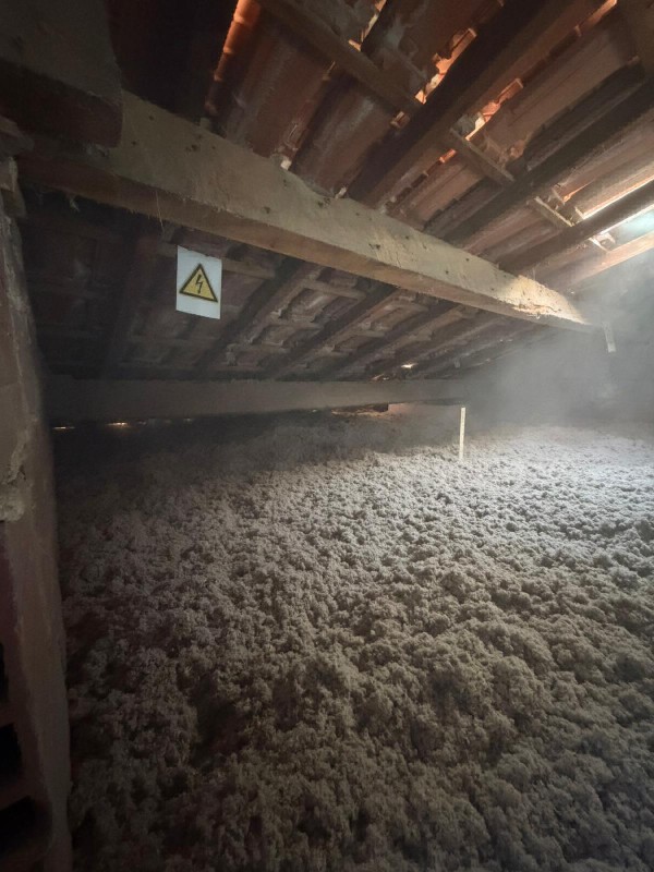 Isolation combles perdus ouate de cellulose R=7 – Chantier Aubagne