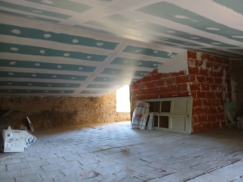 Isolation des rampants de toiture à Rousset avec laine de verre R6 et plaques de plâtre hydrofuges