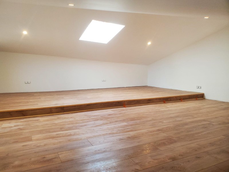 Pose de parquet flottant avec sous-couche phonique et finitions soignées pour 60 m² de salon à Vitrolles proche de Marignane