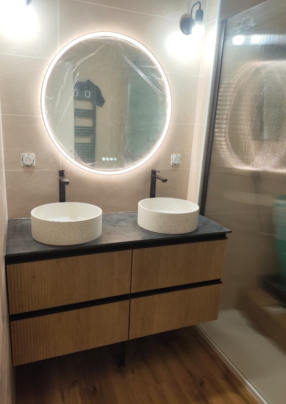 Rénovation salle de bain avec faïence murale décorative et meuble double vasque contemporain à Aix-en-Provence