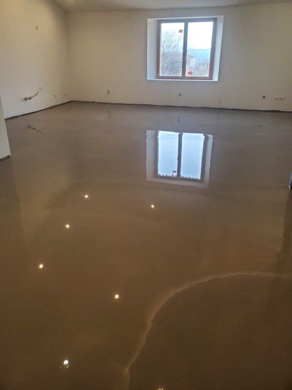 Préparation d'un sol en ragreage avant revêtement décoration à Trets