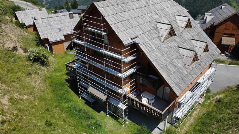 Applicationde Lasure pour façade bois copropriété immeuble Praloup proche