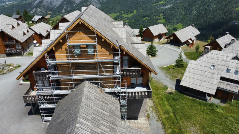 Applicationde Lasure pour façade bois copropriété immeuble Praloup proche