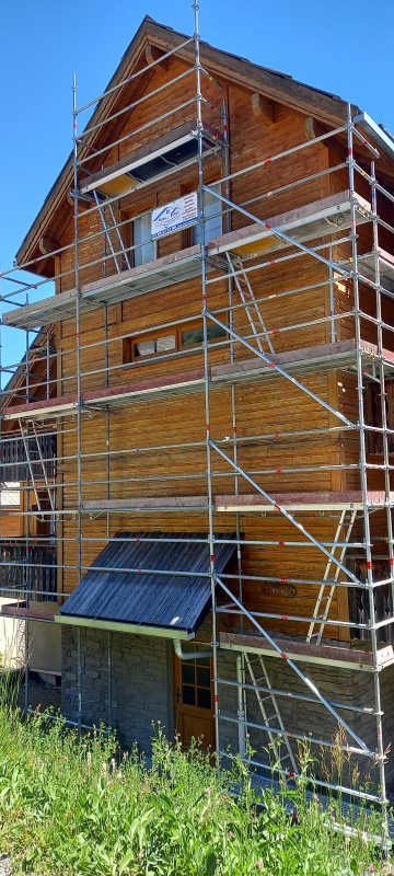 Applicationde Lasure pour façade bois copropriété immeuble Praloup proche