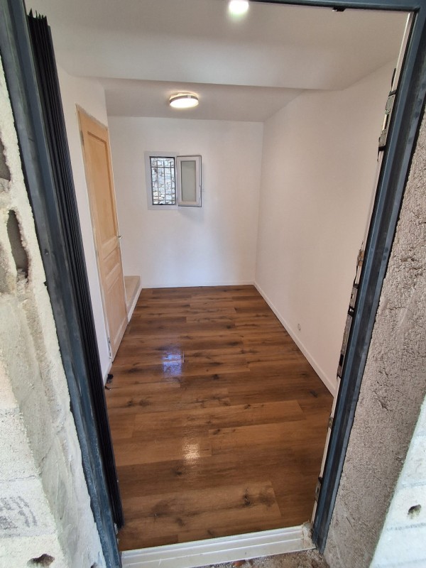 Pose de sol stratifié clipsable avec plinthes  et préparation du support à Aix-en-Provence