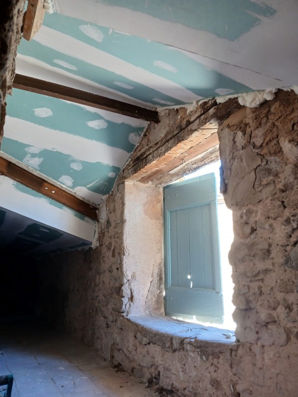 Isolation des rampants de toiture à Rousset avec laine de verre R6 et plaques de plâtre hydrofuges