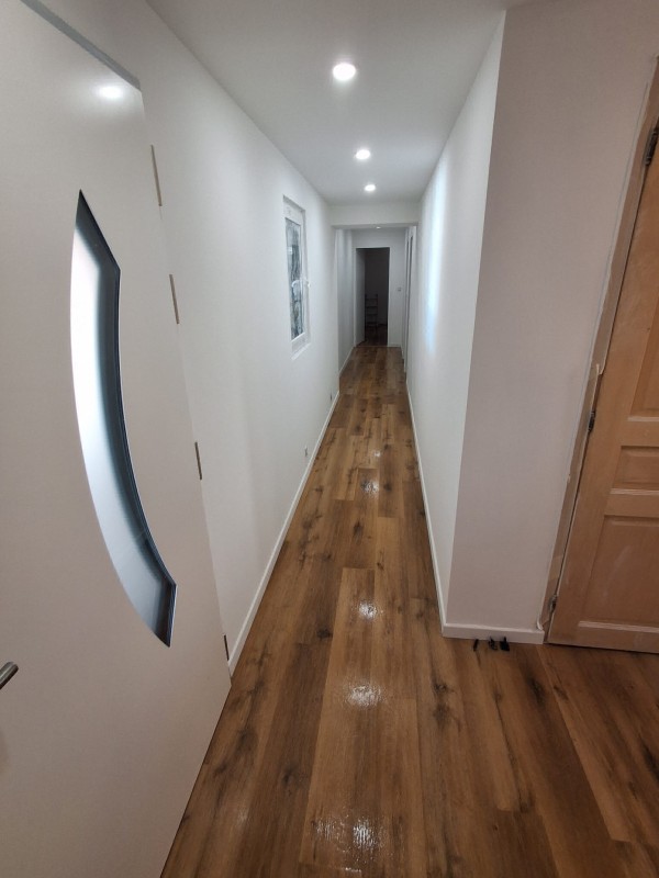 Pose de sol stratifié clipsable avec plinthes  et préparation du support à Aix-en-Provence