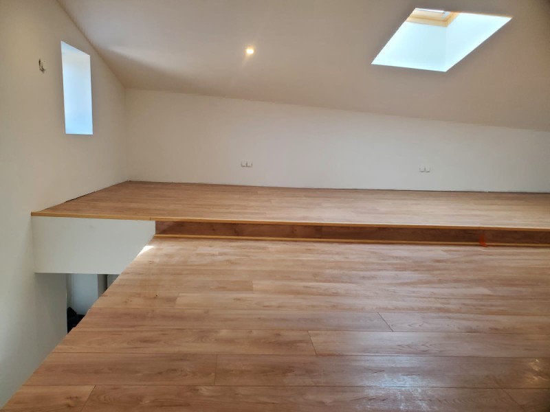 Pose de parquet flottant avec sous-couche phonique et finitions soignées pour 60 m² de salon à Vitrolles proche de Marignane